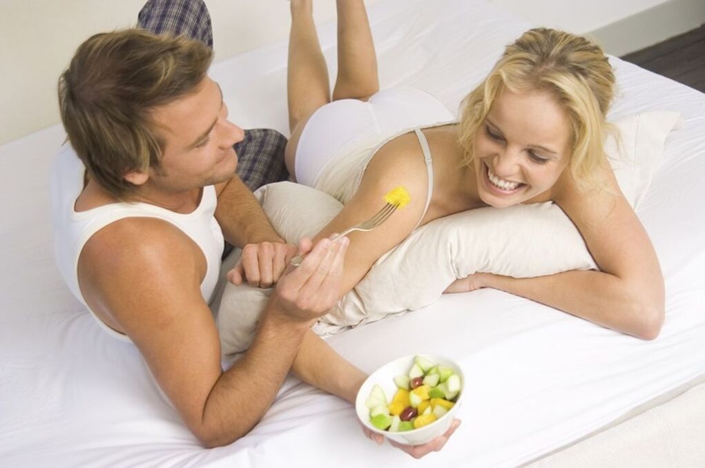 Γυναίκα και άνδρας τρώνε σαλάτα για ισχύ